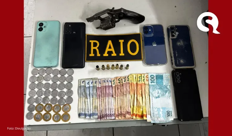 PMCE intercepta dupla armada, recupera moto e celulares roubados em Cariré