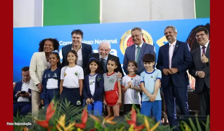 Ceará recebe selo ouro de compromisso com a educação em cerimônia com Elmano, Camilo e Lula