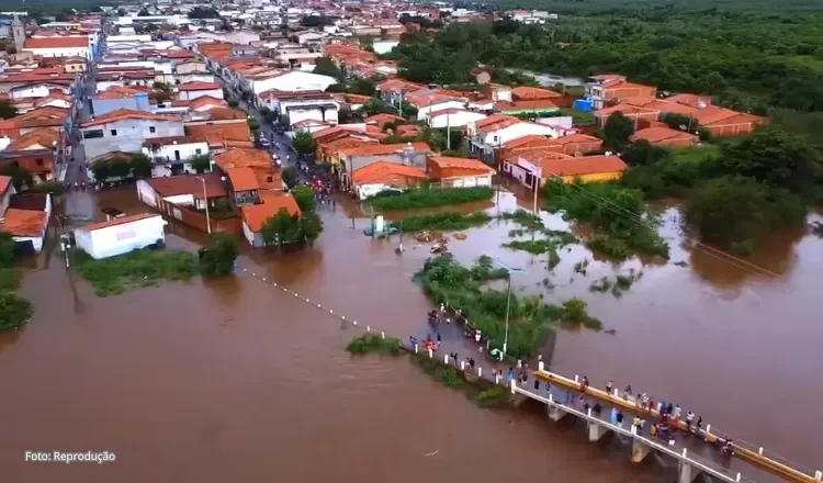 Cheia do Rio Coreaú invade casas e leva município a decretar emergência