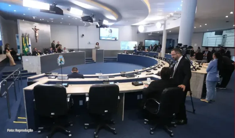 PL se torna maior bancada da Câmara de Fortaleza após mudanças da janela partidária de 2026