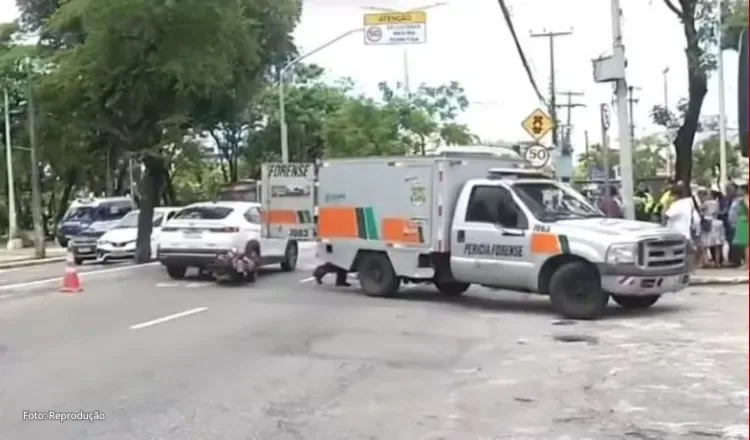Passageira de moto de app cai na pista e morre atropelada por ônibus