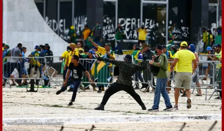 Após Moraes suspender dosimetria, líder do PL articula PEC sobre anistia