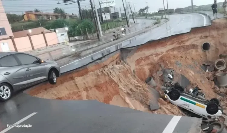 Obra da CE-025 completa uma semana após cratera se abrir no Porto das Dunas, no Ceará