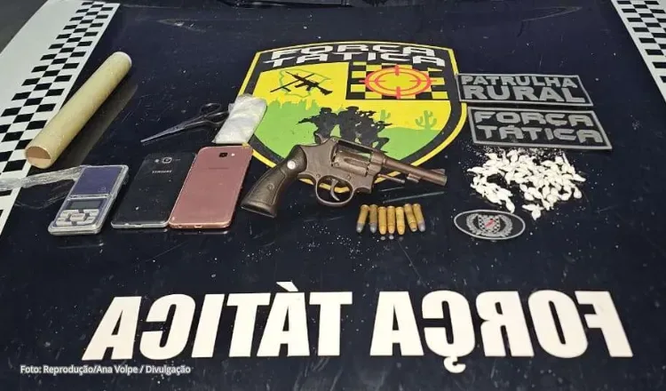 PMCE apreende arma e drogas e captura dupla suspeita em Amontada