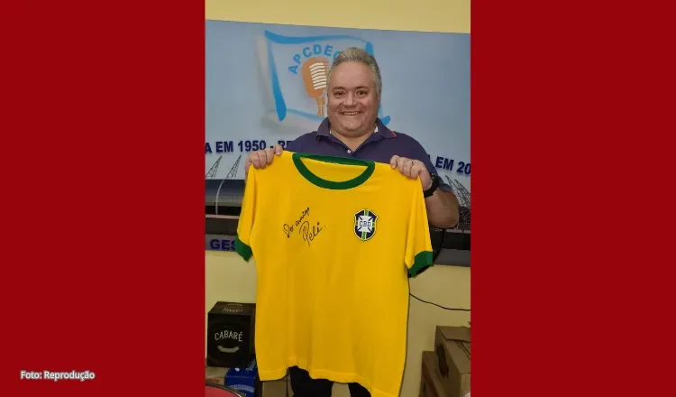 Cearense vende camisa autografada por Pelé para pagar faculdade da filha