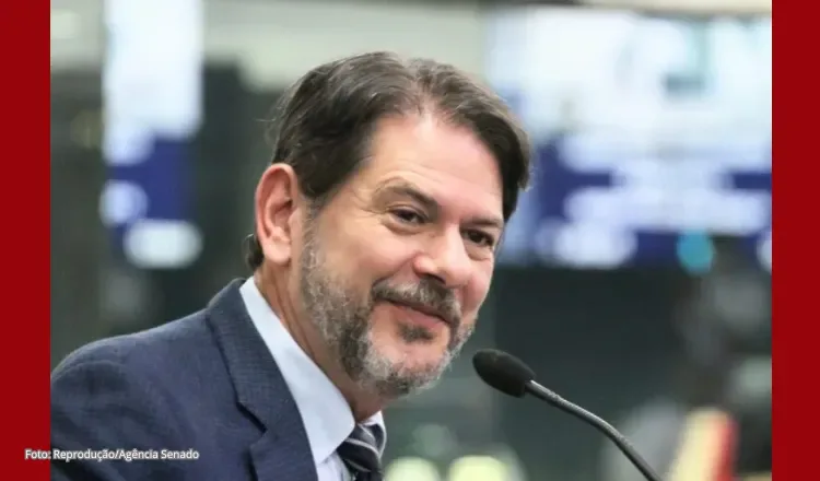 Cid passa a compartilhar publicações de Elmano com Lula após definição de sua candidatura
