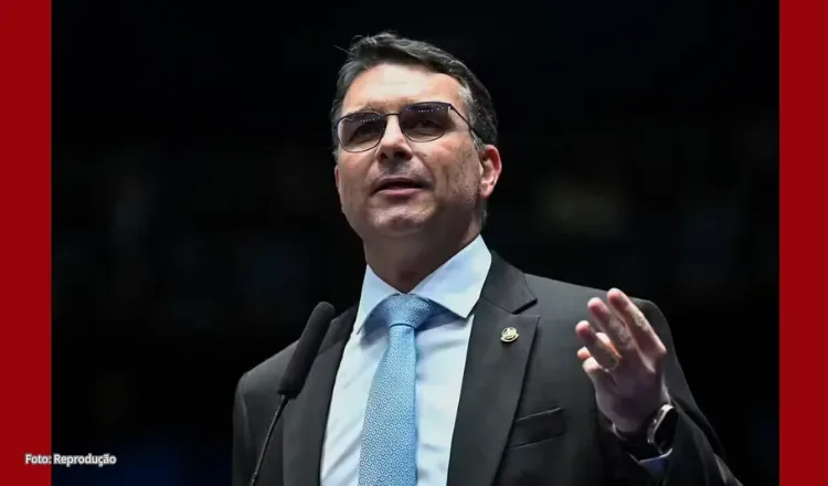 Flávio Bolsonaro faz apelo por apoio de Michelle e volta a pedir desculpas