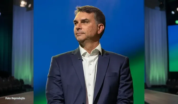 Flávio Bolsonaro nega plano de retirar Nossa Senhora Aparecida do título de padroeira do Brasil